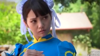 与角色扮演美女的跨种族群交
