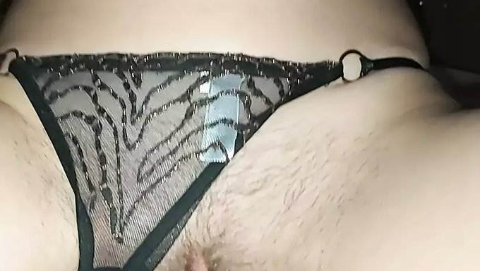 看一个年轻的少女在她紧绷的阴道里承受了巨大的负荷