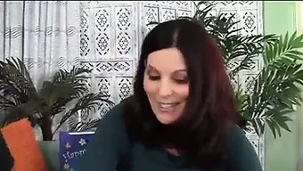 大奶继母在残酷的性交...