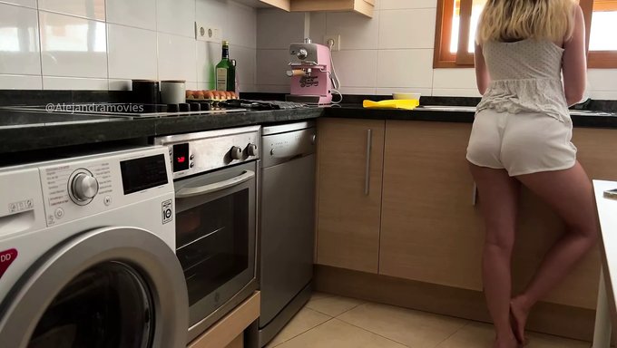 自慰的继女在厨房里被继父抓住了