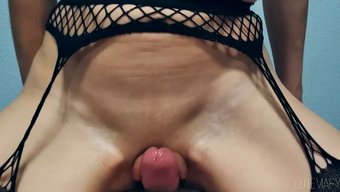 带一个性感的18岁女...