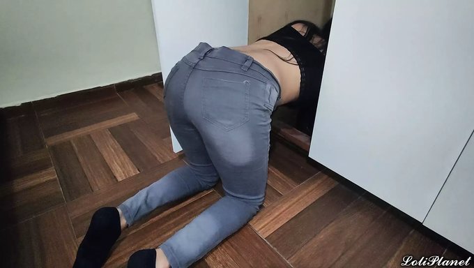 少女继女被抓住并与继父发生性关系