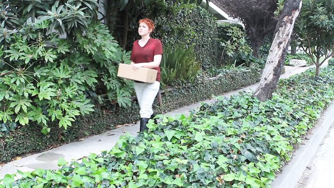 自然红发女郎脱光衣服展示她的大胸部和性感身材