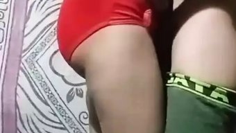 18岁的妻子和她的伴...