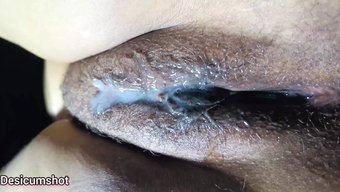 观看一个性感的印度少...