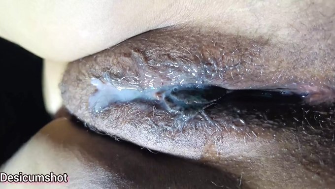 观看一个性感的印度少女在硬核18岁视频中被拉伸她紧绷的阴道