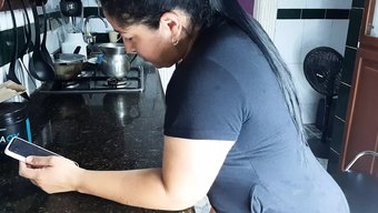 年轻的业余女孩在厨房里自慰