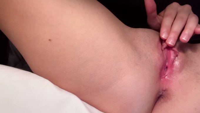 双性恋少女在高清视频中自慰到高潮
