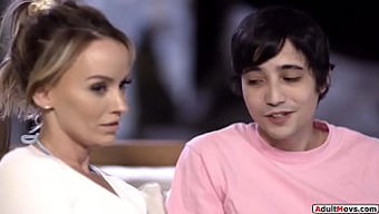 熟女从她的继子那里得...