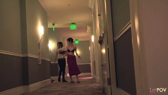 三个美丽的黑白女人享...
