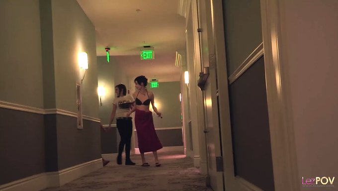 三个美丽的黑白女人享受热辣的女同性恋三人行,用大白色假阳具