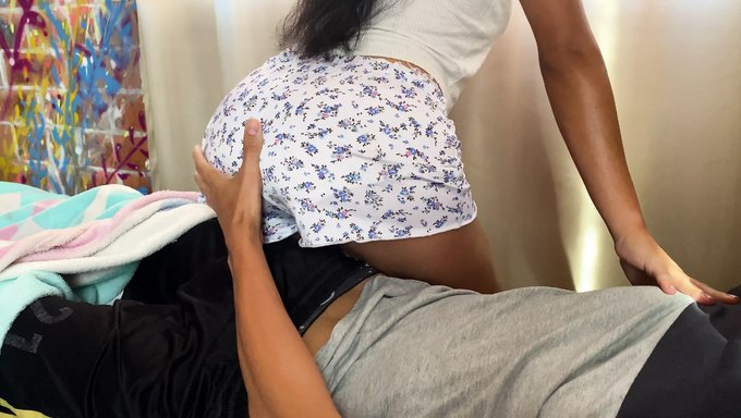 拥有完美屁股的棕发少女在牛仔姿势中被大鸡巴操
