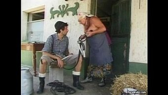 大奶熟女接受了巨大的...