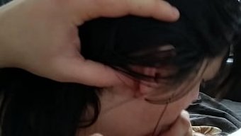 深色头发的熟女在po...