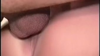 一个丰满的女人沉迷于...