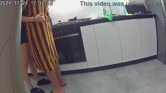 在厨房里和火辣的妻子...
