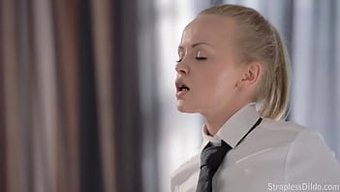 女同性恋无带假屌的乐趣