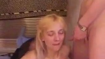 妈妈和继女分享一个热...