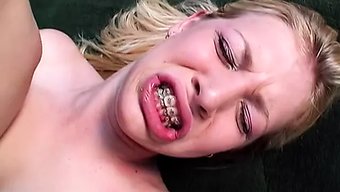 金发少女被一个阳具丰...