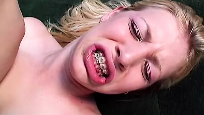金发少女被一个阳具丰满的男人操了脸和屁股