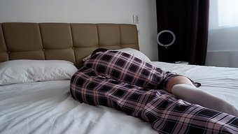 美国少女继妹在宿舍房...