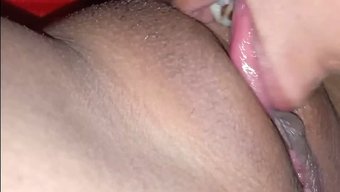 热辣的印度妻子给了一...