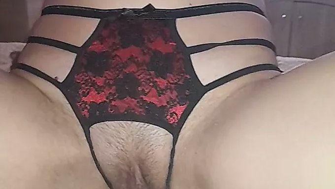 在自制视频中与青少年继妹一起自慰和中出动作