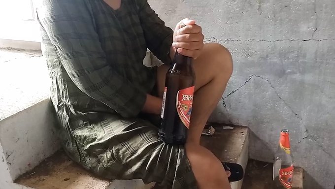 当地夫妇在户外视频中享受公共裸体和手指插入