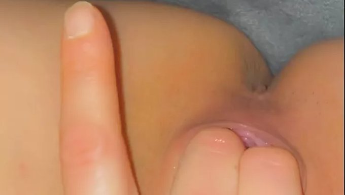大天然乳房的少女在上学前自慰