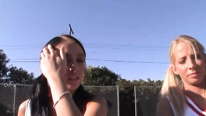 Ashley Jensen在这个自制视频中被双重插入