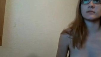 业余女孩用网络摄像头...