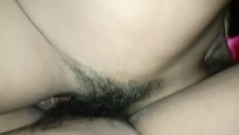 淘气的少女被男友操得...