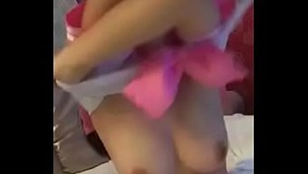 穿着制服的少女网络摄...