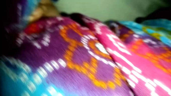 18岁的印度女孩享受自制乳房吸吮