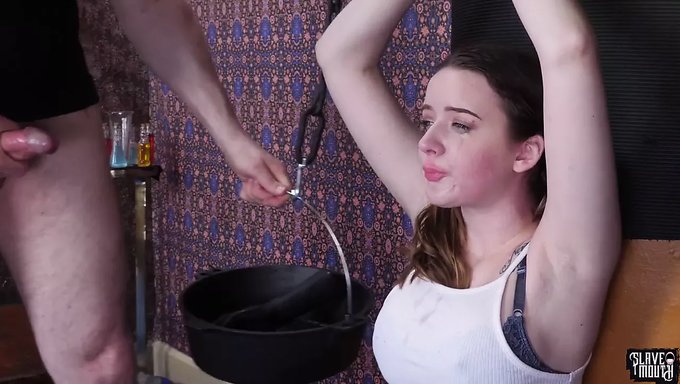 少女在被捆绑时给bdsm口交