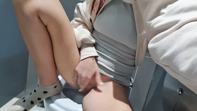 少女在公共厕所自慰,寻求终极快感