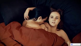 女同性恋情侣沉迷于与...