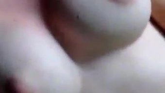 美丽的棕发美女渴望性接触
