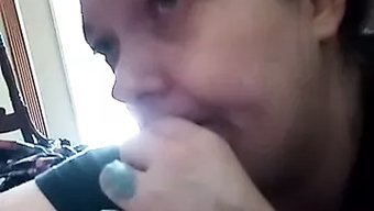 美丽的胖女人妻子在丈...