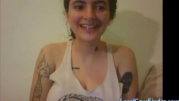 我摄像头上的新女孩,拥有大自然的胸部