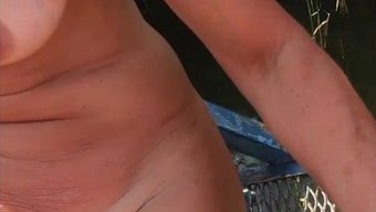 裸体情侣在匈牙利的船上自慰