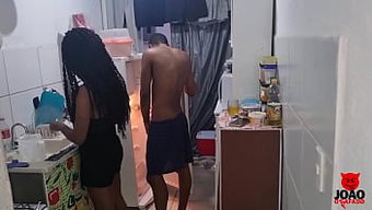 大鸡巴丈夫在厨房里抓...