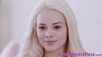 小胸黑人女人从可爱的...