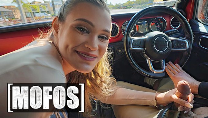 Chloe Rose在charles Dera的巨大阳具上不受限制的口交快感,在各种地方都有。