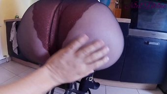 长发的家庭主妇在厨房...