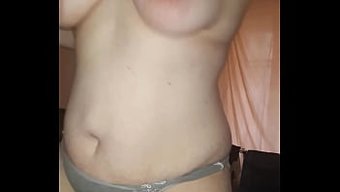 妻子吸吮和舔阴茎的自制视频
