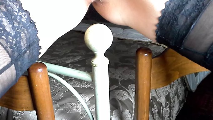 意大利宝贝在肛交和阴道玩具游戏中自慰