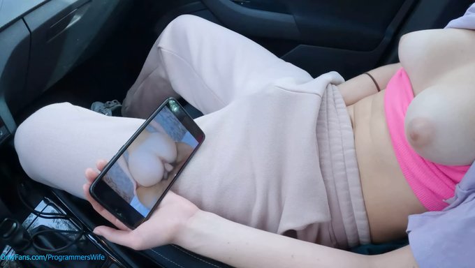 年轻女孩在停车场用她的成人内容自慰