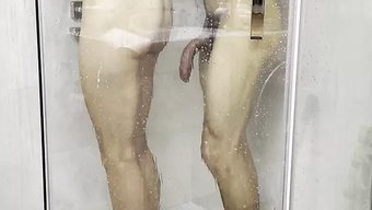 业余情侣享受热辣的淋浴会话