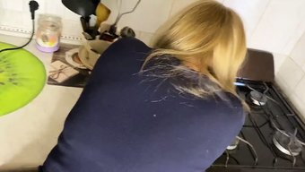 业余妻子在厨房里被拉伸屁眼